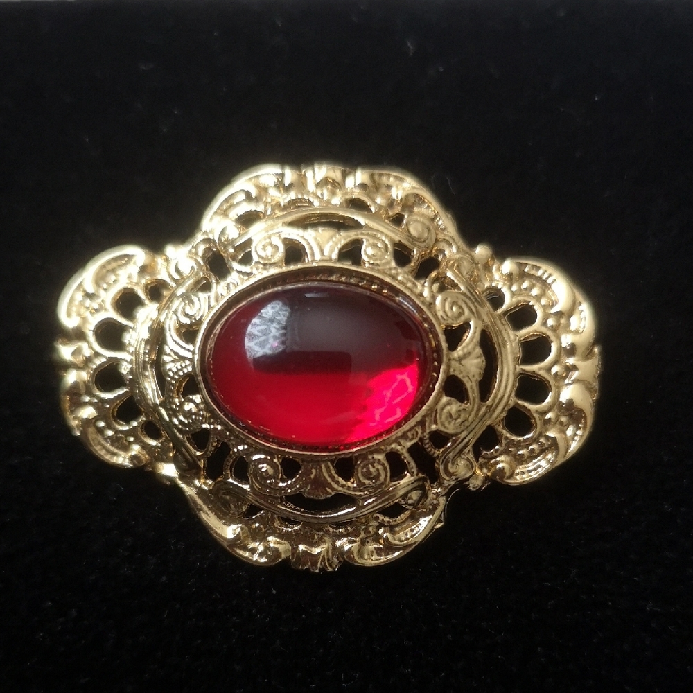 Gorgeous Vintage Intricate Gold-tone Brooch Vibrant Red Cabochon Estate Jewelry